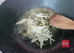 Stir-fried pickled cabbage, shredded bamboo shoots, and bean paste Practice illustration 4