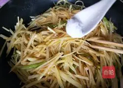 Illustration of how to make shredded potatoes in oyster sauce 4