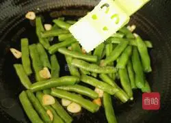 Illustration of how to stir-fry green beans 12