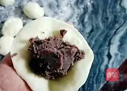 Illustration of how to make bean paste buns 11