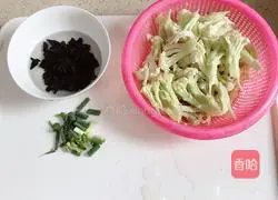 Illustration of how to make stir-fried black fungus with cauliflower 1