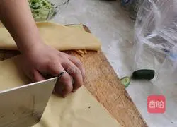 Illustration of how to make shredded tofu and cucumber salad 6