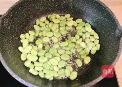 Illustration of how to make broad beans with scallion oil 7