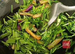 Illustration of how to stir-fry eggplant and leeks 13