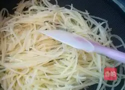 Illustration of how to make vinegar-coated potato shreds 4