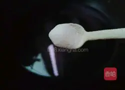 Illustration of how to stir-fry lettuce with fungus 7