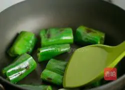 Illustration of how to make pan-fried tiger skin pepper 4