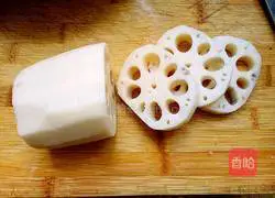 Illustration of how to make sweet and sour lotus root strips 1