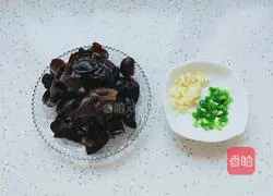 Illustration of how to make fried broccoli with fungus 3