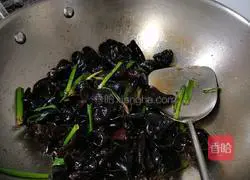 Illustration of how to cook black fungus with green onions 9