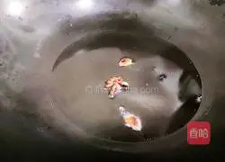 Illustration of how to make spicy and sour lotus root strips 5