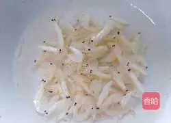 Illustration of how to make egg and tofu soup 1