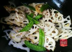 Illustration of how to make spicy and sour lotus root slices 5