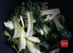 Illustration of how to stir-fry king oyster mushrooms and black vegetables 3