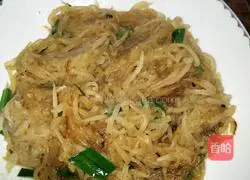 Illustration of how to stir-fry shredded radish with garlic sprouts 12