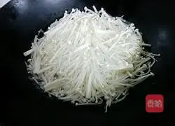 Illustration of how to stir-fry carrots and enoki mushrooms 3
