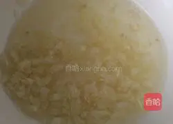 Illustration of how to make cold black fungus with raw pepper 5