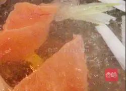 Illustration of how to make shredded chicken breast 1