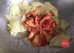Illustration of how to make spicy cabbage and fried potato slices 5