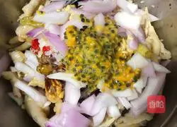 Illustration of how to soak chicken feet with lemon and passion fruit 10