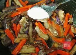 Illustration of how to make fried eggplant and carrots 12