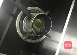 Illustration of how to steam vermicelli and enoki mushrooms with garlic sauce 3