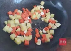 Illustration of how to make stir-fried double dices 6