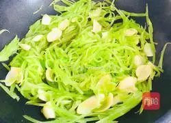 This is how to moisturize the lungs in autumn, stir-fried lilies with lettuce, a refreshing, simple and easy-to-use recipe 6