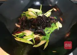 Illustration of how to stir-fry celery and fungus 14