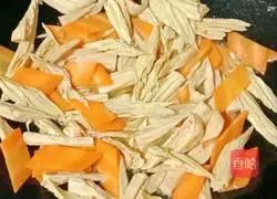 Illustration of how to make stir-fried yuba and carrots 11