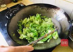 Illustration of how to make stir-fried green cabbage 6