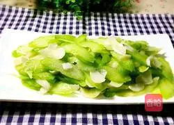 Illustration of how to make celery lily 1