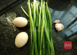 Illustration of how to make fried eggs with leeks 1