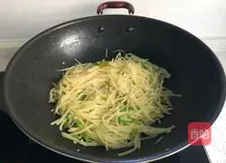 Illustration of how to make green pepper and potato shreds 8