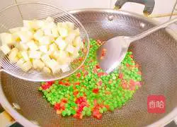 Illustration of how to stir-fry peas, carrots and potatoes 9