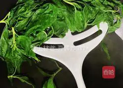 Illustration of how to make fried sesame leaves with bean paste 4
