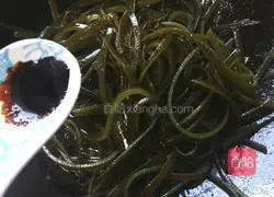 Illustration of how to make spicy kelp shreds 5