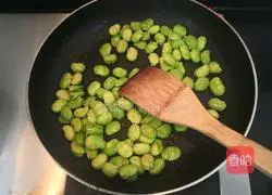 Illustration of how to make stir-fried bean paste with garlic eggs 12