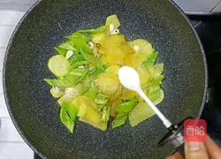 Illustration of how to make green pepper and potato slices 17