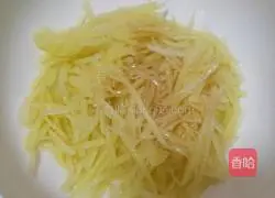 Sour Illustration of how to make spicy potato shreds 4