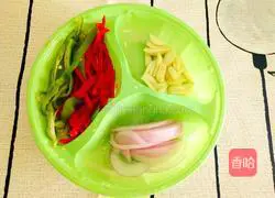 Illustration of how to stir-fry pickled beans with cabbage 2