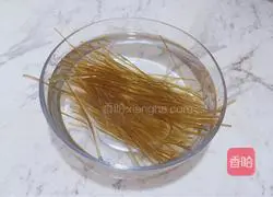 Illustration of making spicy and sour sweet potato noodles 2