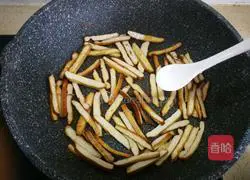 Illustration of how to make stir-fried dried leeks 5