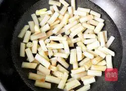 Illustration of how to make lotus root strips with lemon and pickled pepper 6