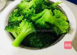 Illustration of how to make broccoli in oyster sauce 4