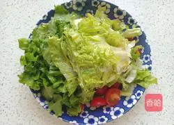 Illustration of how to make lettuce mixed with olive oil 8