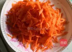 Illustration of how to stir-fry shredded potatoes with green peppers and carrots 2