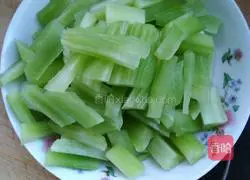 Illustration of how to make fried bamboo shoots with meat 2