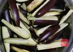 Illustration of how to stir-fry tomatoes and eggplants 1