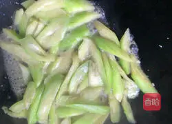 Illustration of how to make scrambled eggs with luffa 8